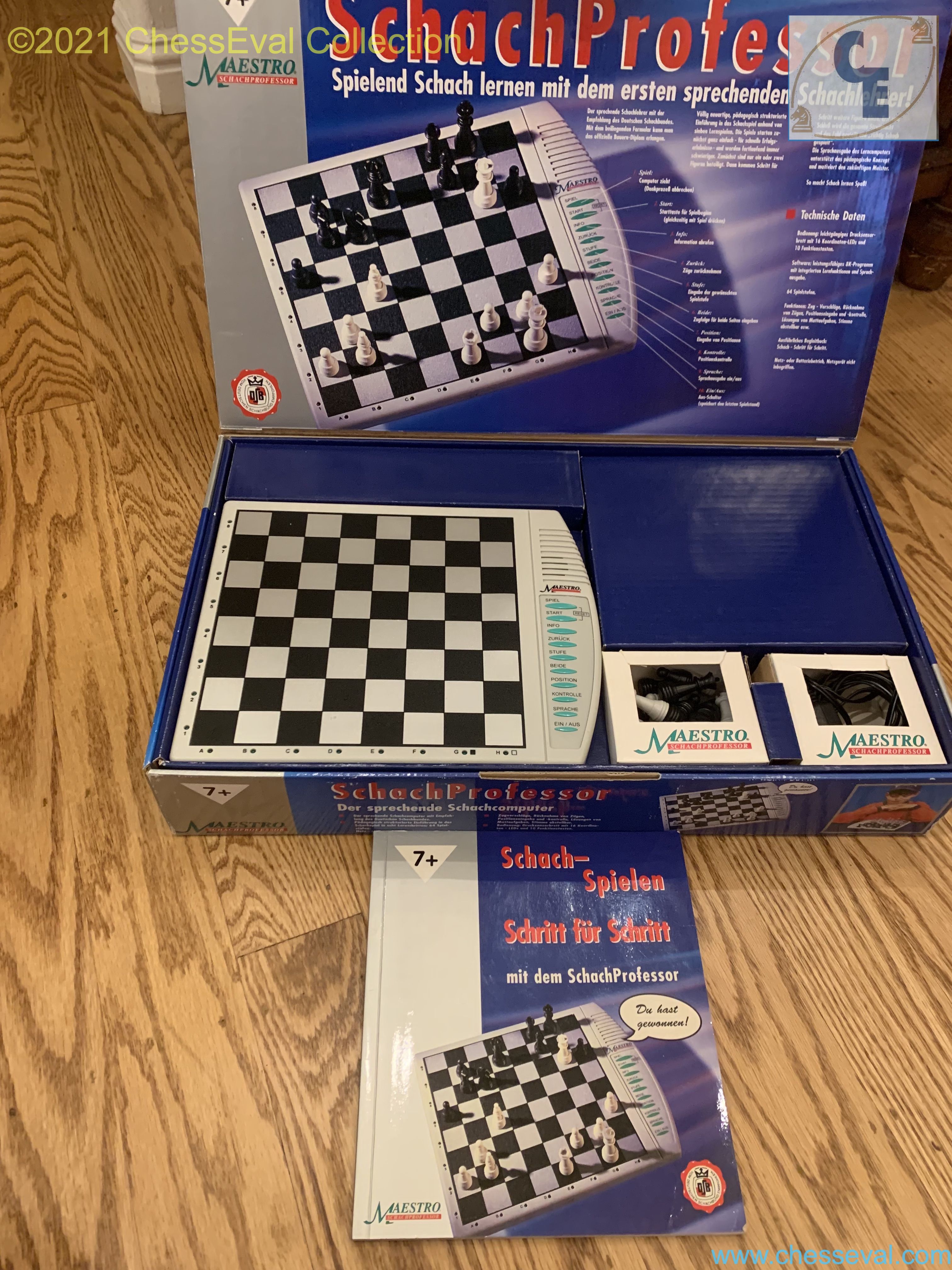 Schach Professor set with its playing board, separate display unit and instruction booklet.